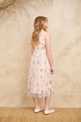 Vestido de fiesta color rosa pálido con falda de tul, largo midi y bordado con flores doradas.