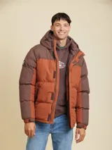 Campera marrón de abrigo con capucha, cierre frontal y diseño acolchado.