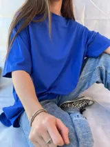 Remera oversize color gris topo, de mangas cortas y confeccionada 100% en algodón.
