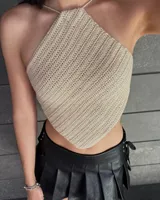 Top tejido al crochet color beige, con corte geométrico y tirantes finos.