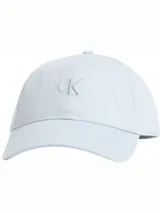 Gorra de béisbol celeste con logo CK bordado al frente.