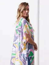 Kimono tejido con estampado abstracto en tonos azul, amarillo y blanco. Tiene mangas amplias estilo japonés y terminación de ruedo con borlas.