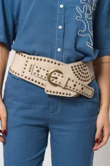 Cinto faja color beige con tachas doradas y hebilla metálica dorada.