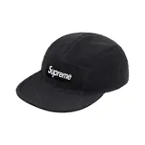 Gorro tipo camp cap Supreme negro con logo blanco en el frente y visera de toalla.