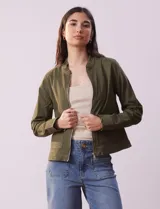 Campera de algodón negra, marca Baccini, con abertura central con cierre y bolsillos delanteros.