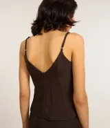 Blusa peplum marrón con breteles finos, escote en V, corte sastre y recortes delanteros.