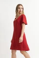 Vestido de lino negro con escote en V y mangas cortas, diseño fluido.