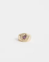 Anillo dorado con forma de sello, con un corazón flechado y apliques de strass.