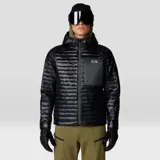 Campera negra con capucha, acolchada con poliéster reciclado. Tiene cierre frontal, bolsillo en el pecho con cierre, dos bolsillos laterales con cierre, puños elásticos y dobladillo ajustable. Se puede guardar en su propio bolsillo.