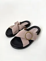 Sandalias negras con tiras cruzadas de cuero vacuno y estampado animal print, hebilla metálica y suela de goma.