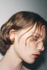 Par de aros dorados tipo earcuff con forma de aro doble. Cierre con tuerca.
