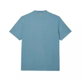 Remera negra de cuello redondo con logo Lacoste estampado en el pecho.