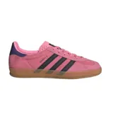 Zapatillas Adidas Gazelle Indoor color rosa con las tres rayas laterales en negro y detalles en azul marino en el talón. Suela de goma color caramelo.