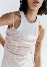 Vestido midi con estampado de cuadros rosa y blanco, tirantes finos, escote cuadrado y corte ajustado.