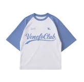 Remera blanca de mangas cortas ranglan celestes con estampado frontal de la marca Venefo Club en celeste.