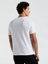 Remera blanca de algodón con logo de la marca en relieve en el frente, cuello redondo y corte slim fit.