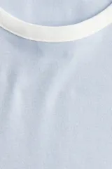 Remera celeste entallada de punto suave con cuello y mangas con ribete blanco.