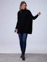 Polera tejida negra, de corte oversize, con cuello tortuga y mangas largas japonesas con puño elastizado.