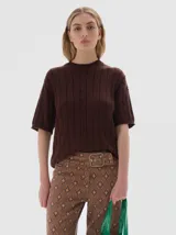 Buzo tejido de manga corta color marrón, con cuello redondo y diseño de punto trenzado en el centro.