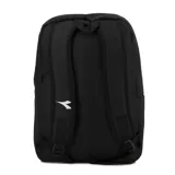 Mochila negra con logo y marca Diadora en blanco en el frente. Presenta un compartimento principal con cierre y un bolsillo frontal con cierre.