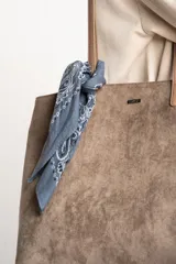 Pañuelo bandana de algodón color gris con estampado de cachemir en blanco.
