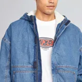 Campera de denim azul con interior de borreguito y cierre frontal.