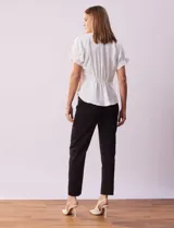 Blusa blanca de gasa marca Floral & Ivy, con cuello a la base y escote en V. Mangas cortas con elástico fruncido.