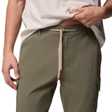 Pantalón de senderismo negro, de corte recto, con múltiples bolsillos con cierre de velcro y cremallera. Cuenta con presilla utilitaria en la cintura y cordón ajustable.