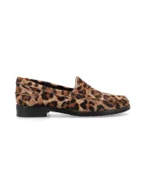 Mocasín de cuero con pelo con estampado animal print, forro y plantilla de cuero, suela de TR y laqueada.