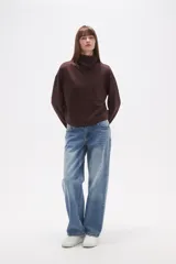 Buzo negro de manga larga con cuello alto tipo chimenea y un bolsillo cuadrado en el pecho.