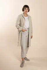 Camisa larga color crema con rayas verticales finas en gris, con botones dorados y bolsillo plaque en la delantera.