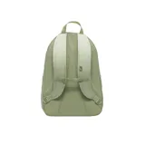 Mochila Nike Hayward color verde oliva con estampado floral sutil. Cuenta con un compartimento principal con cierre, funda interna para laptop, bolsillos laterales y sistema de cordones elásticos en el frente para sujetar objetos. Tiene correas acolchadas ajustables y correa de esternón para mayor comodidad.