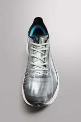 Zapatilla deportiva para correr largas distancias Zara Athleticz. Parte superior de tejido de punto transpirable, suela de TPE-A con placa de carbono interna y plantilla OrthoLite® extraíble.