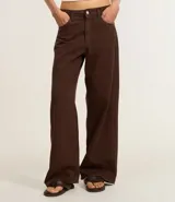 Pantalón recto loose confeccionado en sarga de algodón BCI color marrón, con bolsillos delanteros y traseros, cierre con botón y cremallera.
