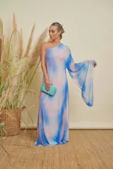 Vestido largo de un solo hombro con estampado tie-dye en tonos azul, rosa y blanco.