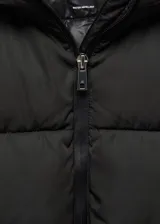Campera puffer negra con capucha, cierre frontal con cremallera y bolsillos laterales con cierre.
