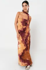 Vestido largo batik en tonos marrones y naranjas, con escote recto y lazo para el cuello.