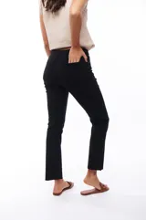 Pantalón jean negro de corte recto y tiro alto.