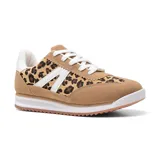 Championes urbanos con estampado animal print, detalles en gamuza negra y suela blanca con base marrón.