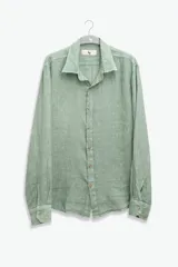 Camisa verde de lino con botones de madera, corte recto y mangas largas.