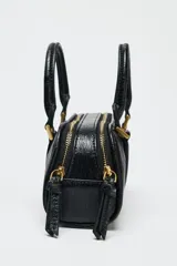 Bolso mini tipo bowling color negro, con doble compartimento con cierre de cremallera, asa de mano y asa bandolera extraíble.