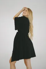 Bata corta color gris melange, con mangas cortas amplias y lazo para ajustar en la cintura.