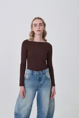 Body blanco de manga larga, corte ajustado al cuerpo, con escote bote.