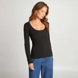 Camiseta de canalé negra con cuello redondo y mangas largas, ajuste ceñido.
