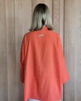 Camisa celeste de corte amplio, con cuello clásico y mangas largas.