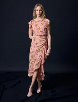 Vestido maxi estampado floral, marca Julia Jordan. Lateral fruncido y lazo de ajuste. Ruedo asimétrico con volados. Lateral con abertura y cierre invisible. Forro interno a tono.