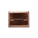 Cartera tipo sobre color rosa metalizado con cadena dorada.