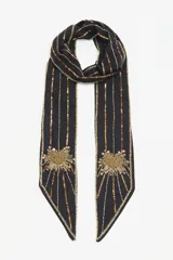 Pañuelo tipo corbatín negro bordado con lentejuelas y canutillos dorados formando un corazón en sus extremos.