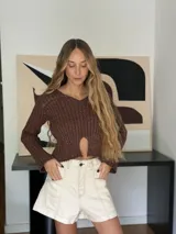 Short color crudo de tiro alto, corte semi baggy y confeccionado en denim 100% algodón.