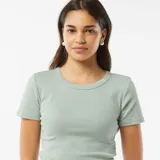 Camiseta cropped verde de manga corta y cuello redondo.